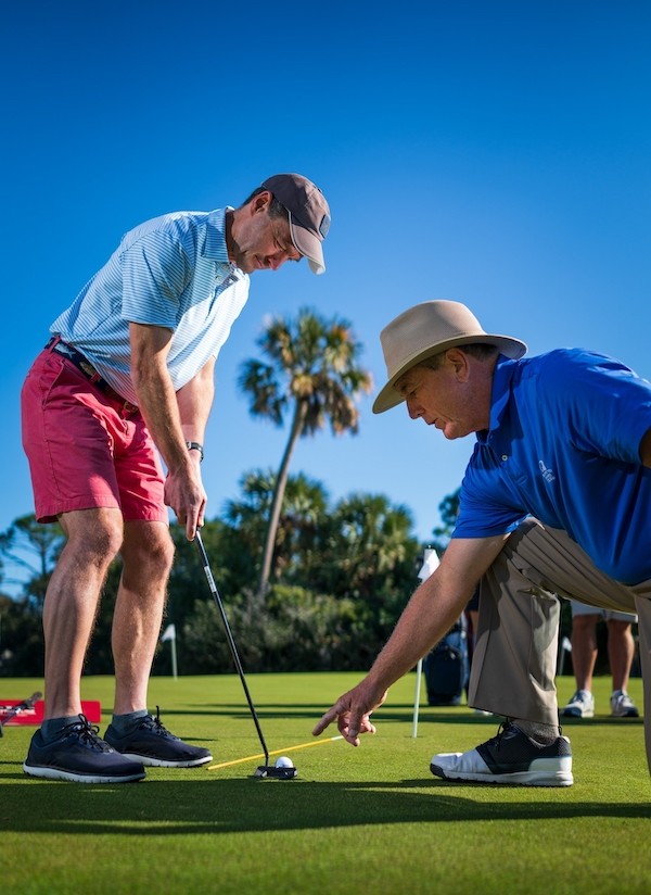 Doug Weaver providing instruction to male golfer at Palmetto Dunes Golf Academy