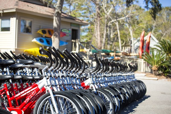 lines of red bikes in the hilton head outfitters parking lot