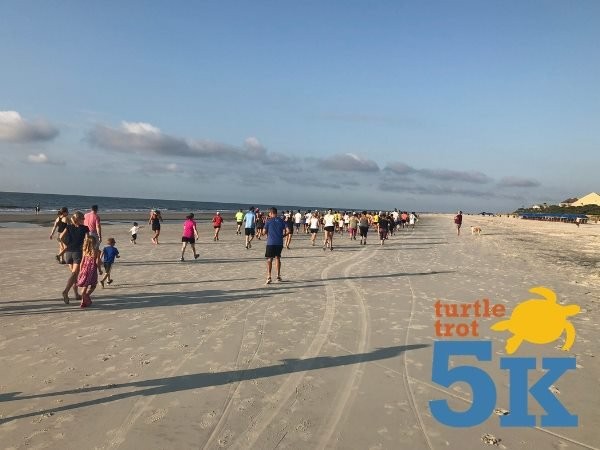 racers running on the beach during turtle trot 5k