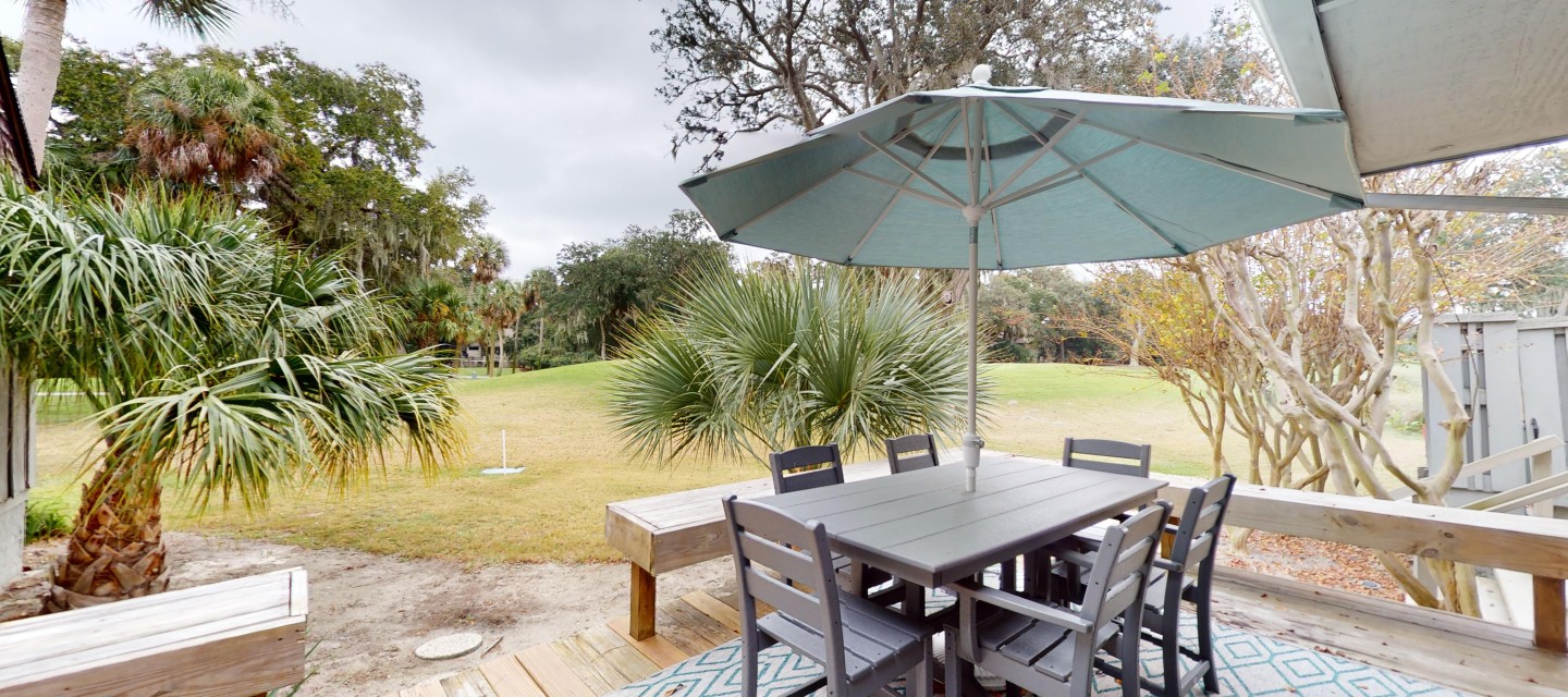 private deck of a Palmetto Dunes vacation rental with outdoor seating overlooking the golf course